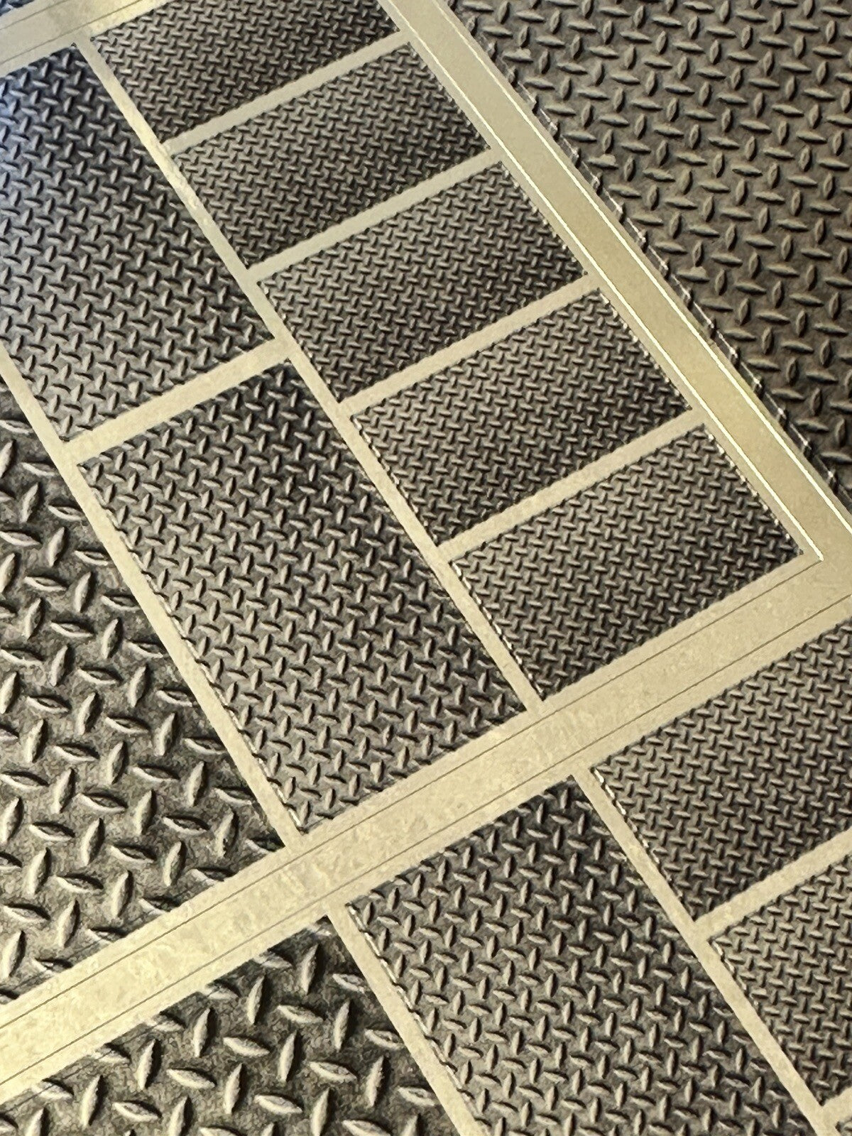 114-110-Riffelblech-Chromfolie-selbstkl-Checkered-Plate-printed-Chrom-Foil-modellbau-beschriftung-3.jpg 1:14 - 1:10 Riffelblech Chromfolie selbstkl / Checkered Plate printed Chrom Foil – Bild 3